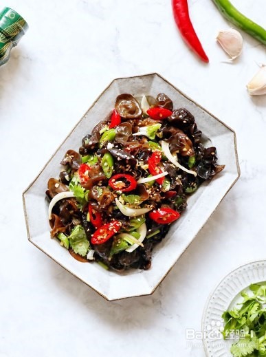 凉拌洋葱木耳的做法