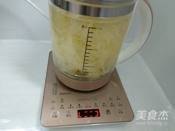 雪梨银耳羹的做法