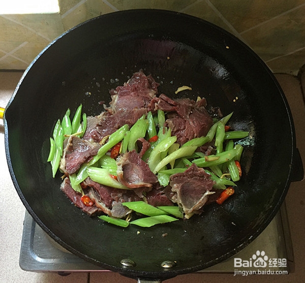 怎样烹饪芹菜炒卤牛肉