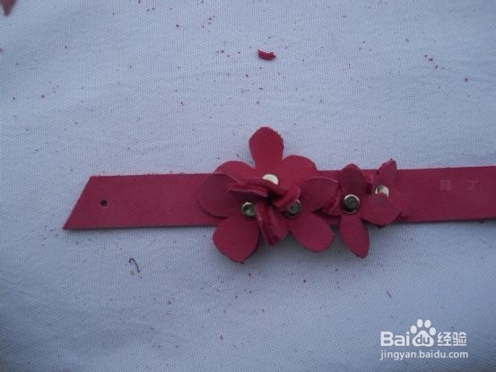 深粉色花朵手链制作方法图解
