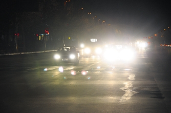 夜晚开车怎么预防灯光炫目？