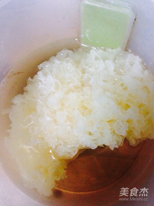 桂圆莲子银耳汤