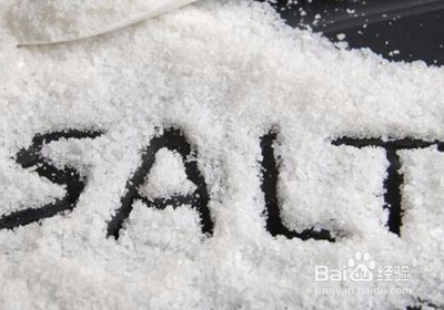 如何清洗衣服上的顽固污渍？