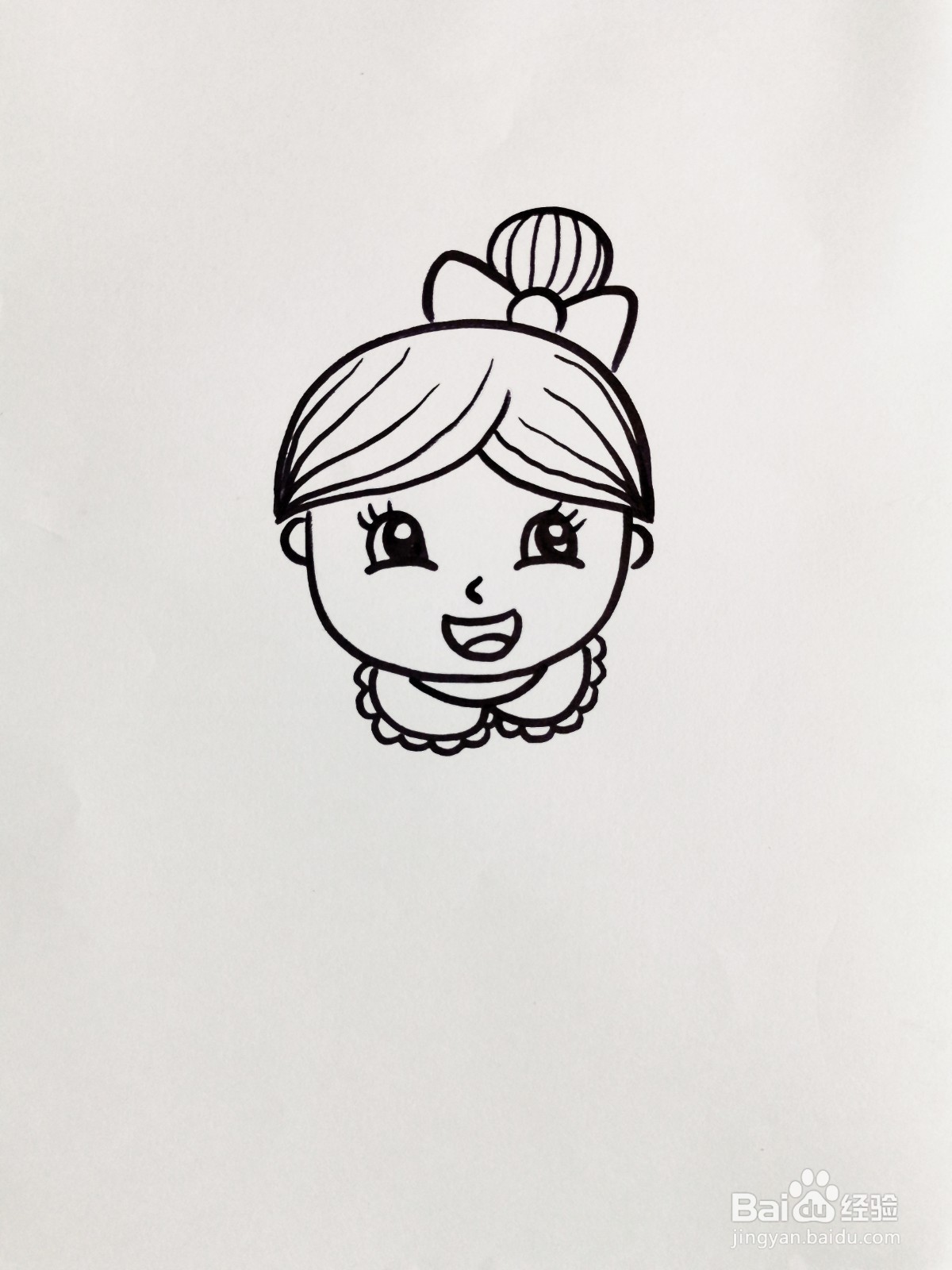 在桌子旁看书的女孩子