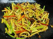 鲜茶树菇炒肉丝