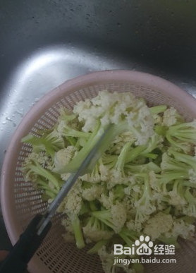 怎样制作干煸菜花这道美食？