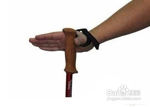 登山杖应该怎么拿，登山杖握法介绍