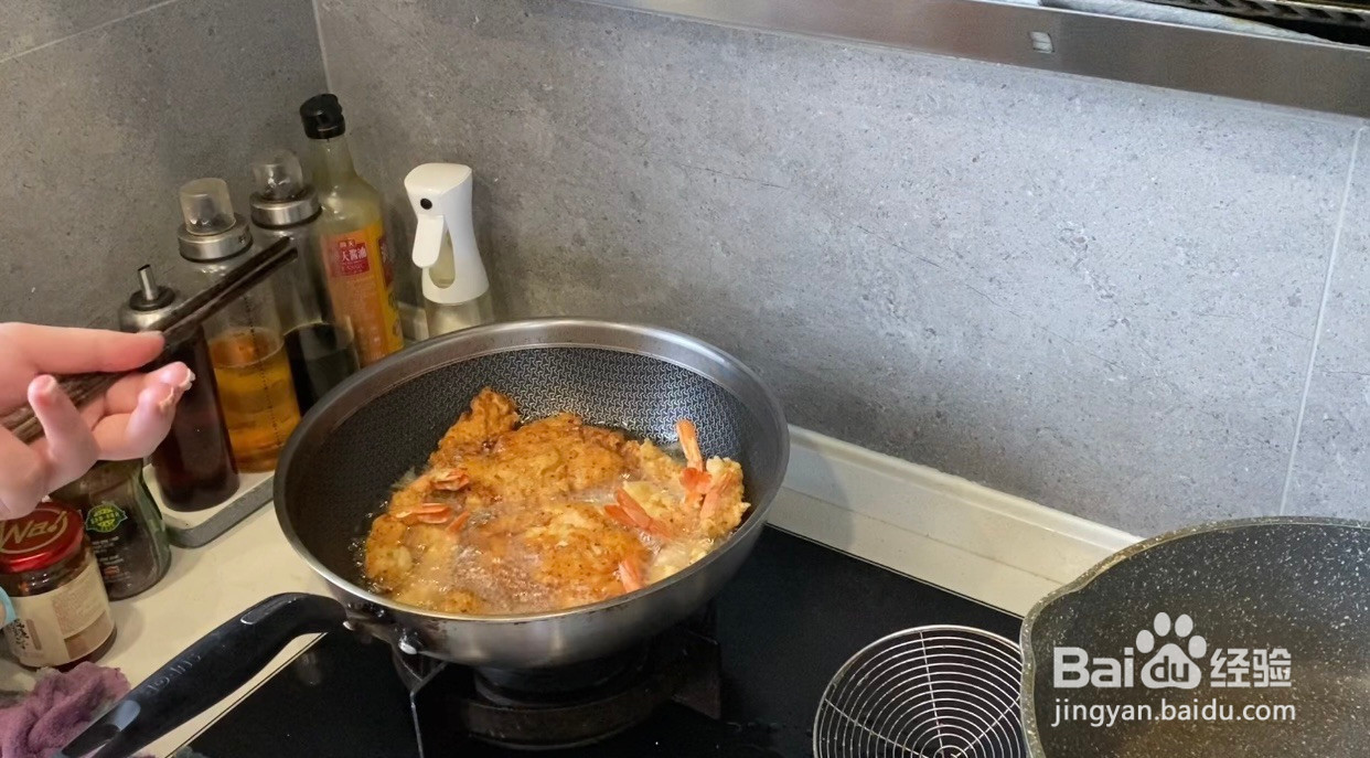 自制炸鸡排鲜虾汉堡的做法