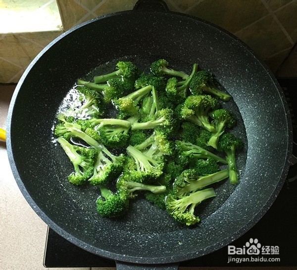 如何自制黑木耳炒西兰花