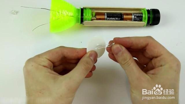 用塑料瓶做手电筒,最后的结果“亮”了。