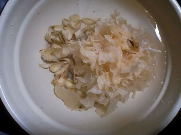 百合薏米枸杞银耳汤