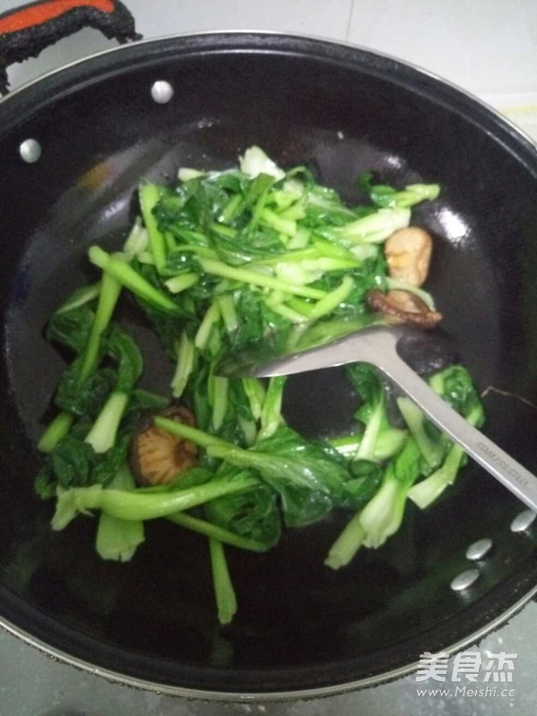 青菜炒香菇的做法