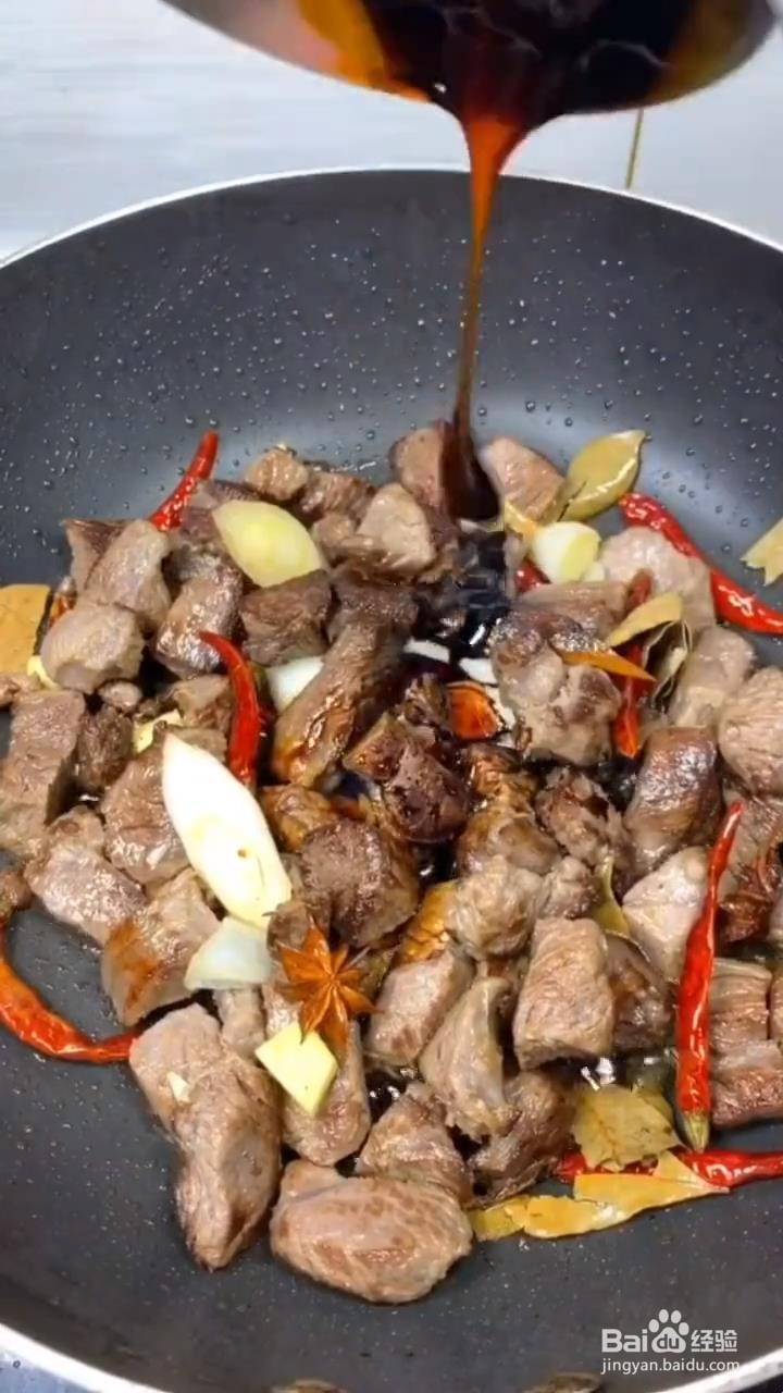 如何制作砂锅牛肉？