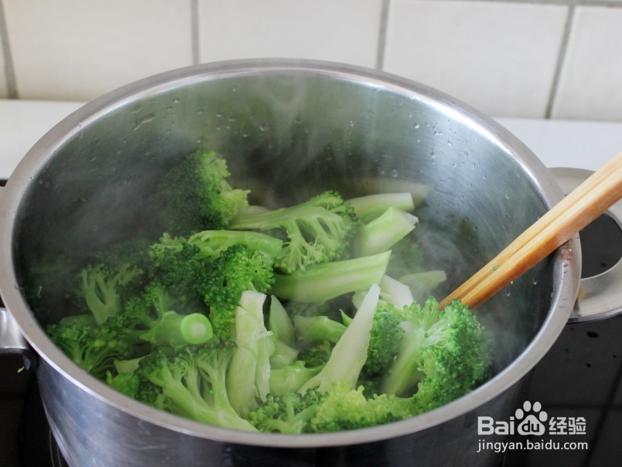 西兰花炒鸡丁的做法，西兰花炒鸡丁怎么做好吃