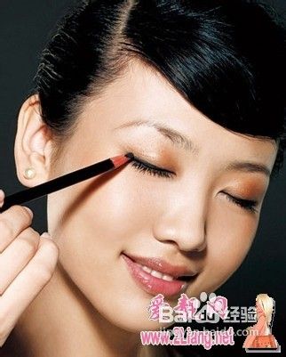 眼妆的小技巧:怎样化妆使眼睛变大