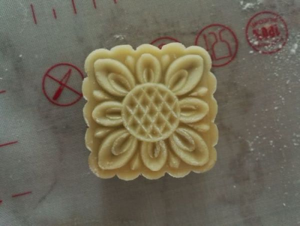 传统广式蛋黄月饼