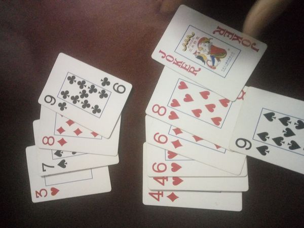 斗地主：红方3,44,66,88,王；黑方7,99。红先出，能赢吗