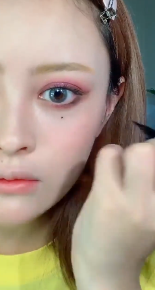 如何画泫雅紫色妆容