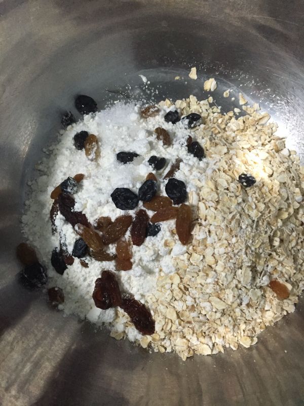 葡萄干燕麦饼干