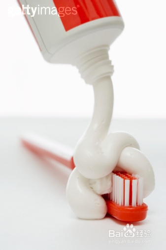 巧用牙膏去黑头