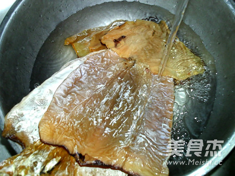 发制干鱿鱼的做法