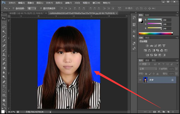 在photoshop里做照片怎么能把蓝色背景换成白色呀