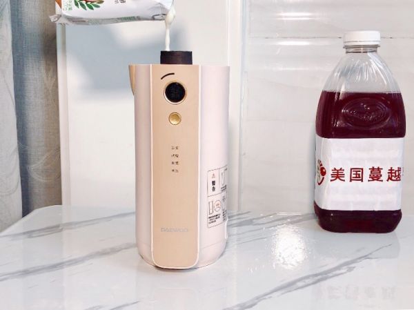 渐变蔓越莓奶昔