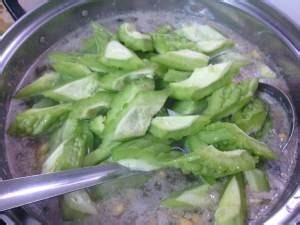 养生食补苦瓜排骨汤的做法