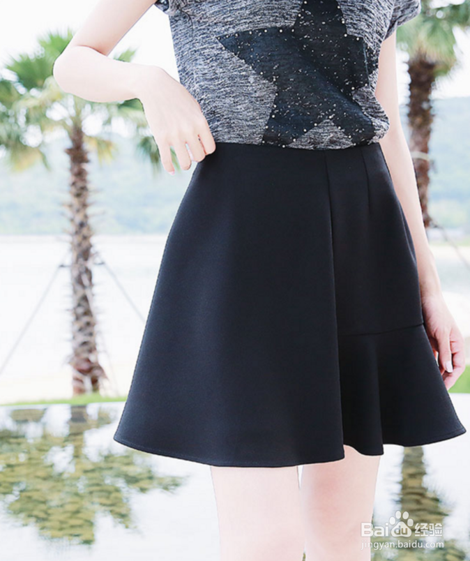 小黑裙应该怎么搭配？