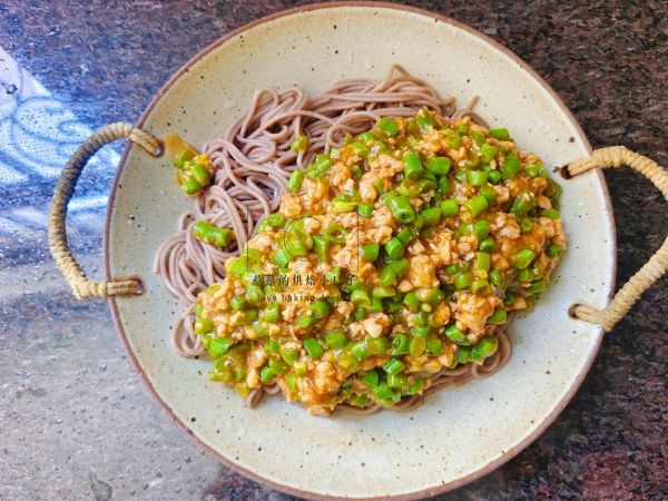 鸡胸肉豆角荞麦面