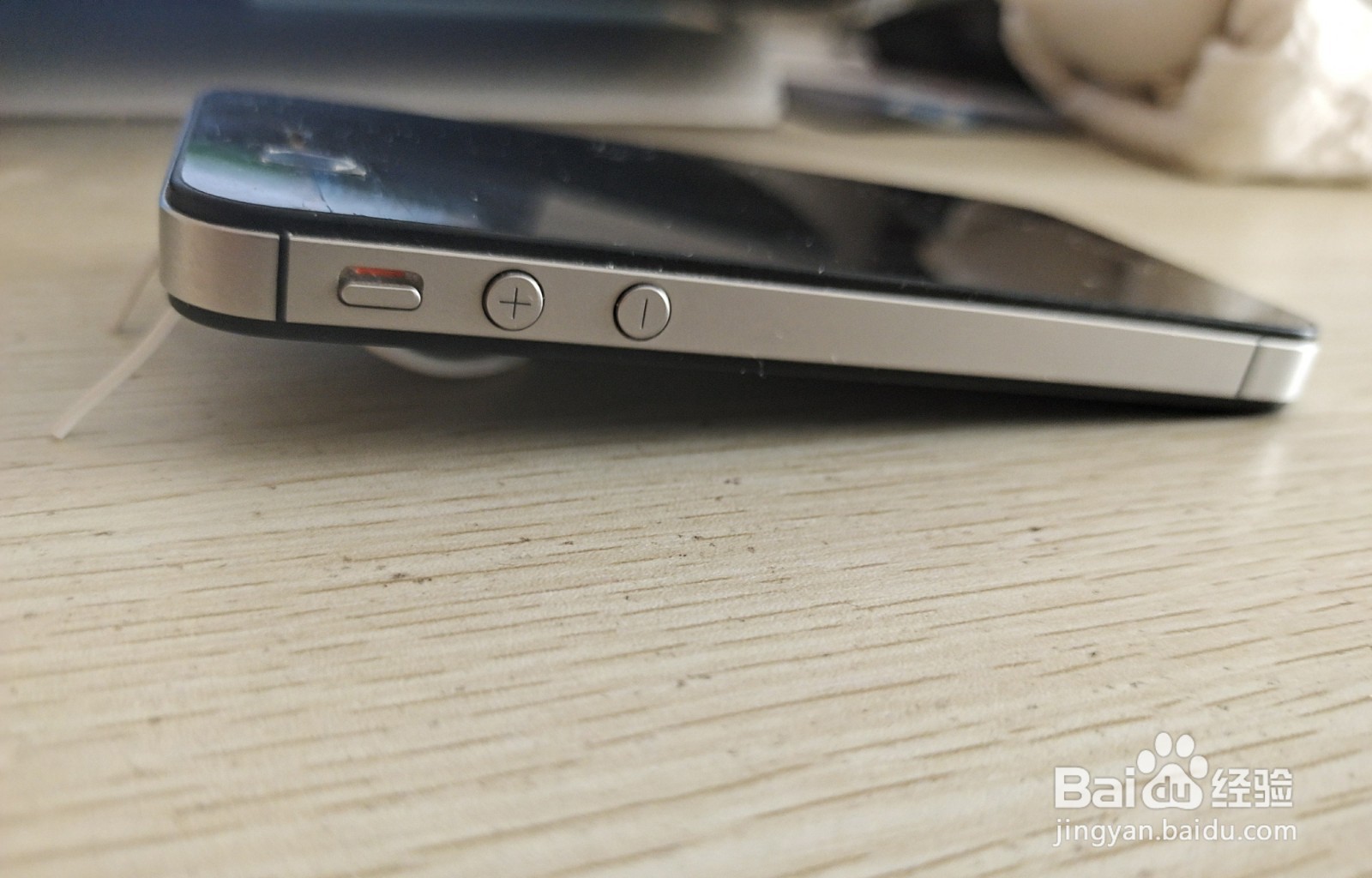 如何用一个数据线绑绳做个简易的手机的支架