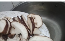 香菇炖豆腐的做法