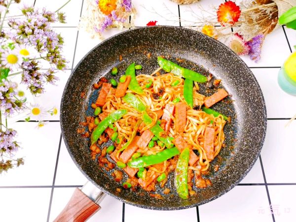 咸蛋黄时蔬拌面