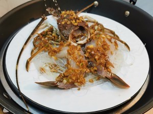 大排档必备之蒜蓉粉丝蒸龙虾