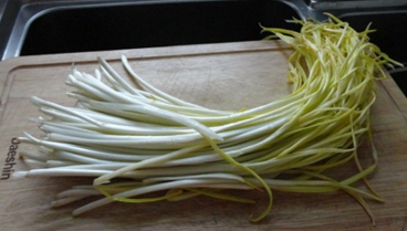 木耳炒蒜苗的做法