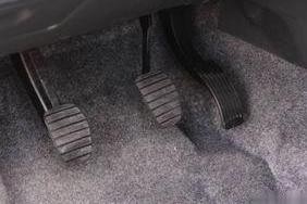 汽车换挡时,有咬齿轮的声音是怎么回事