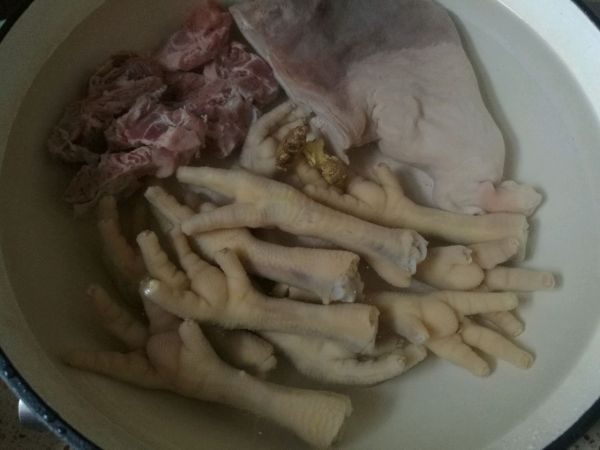 眉豆猪肚鸡爪汤