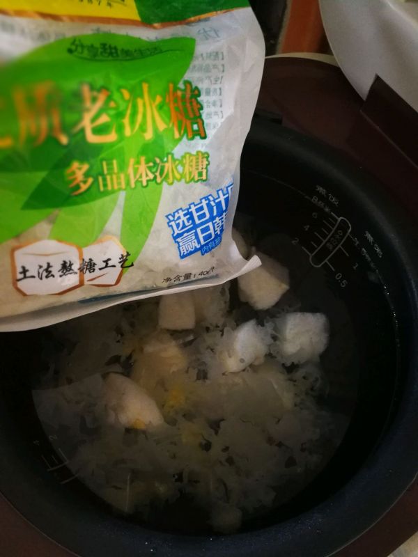 冰糖红枣银耳雪梨羹