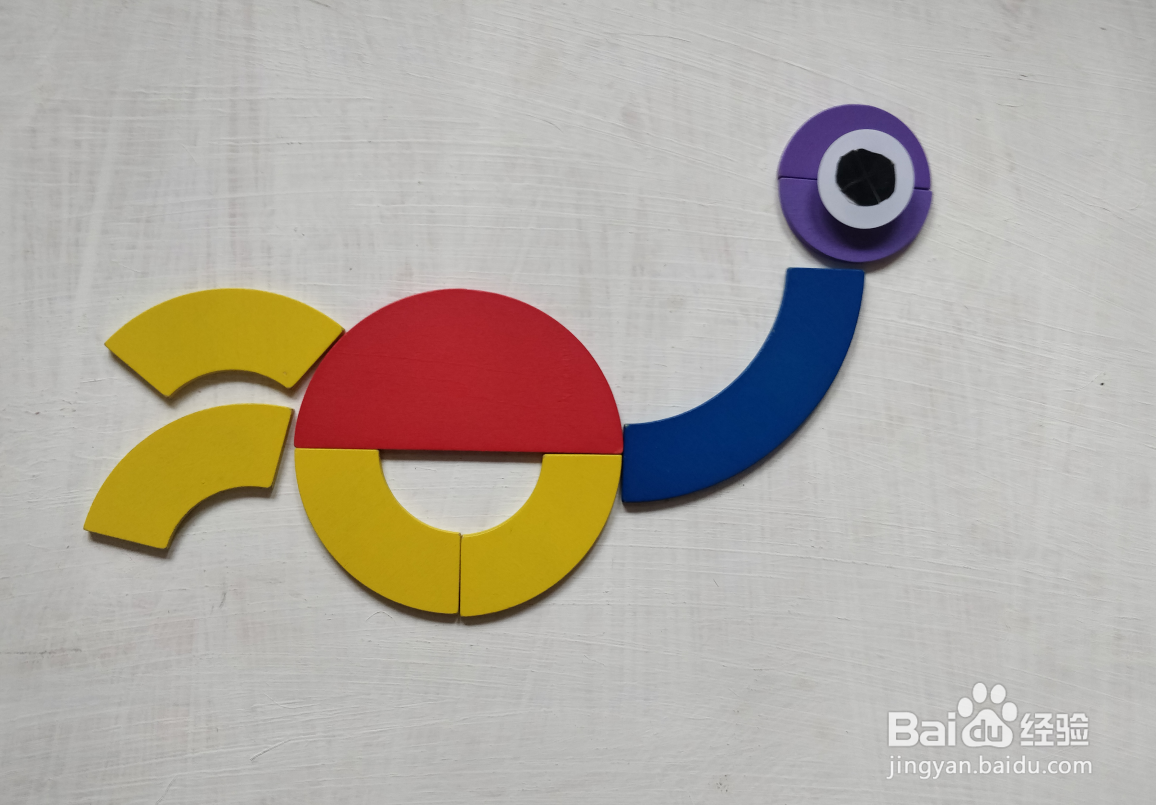 用简单的几何图形板如何拼一只卧着啼叫的水鸟