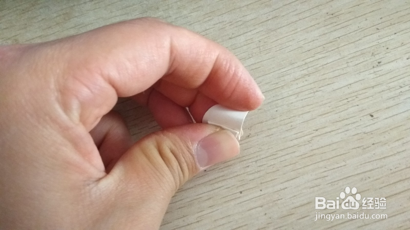 如何用半圆形硬卡纸做简易的手机的支架