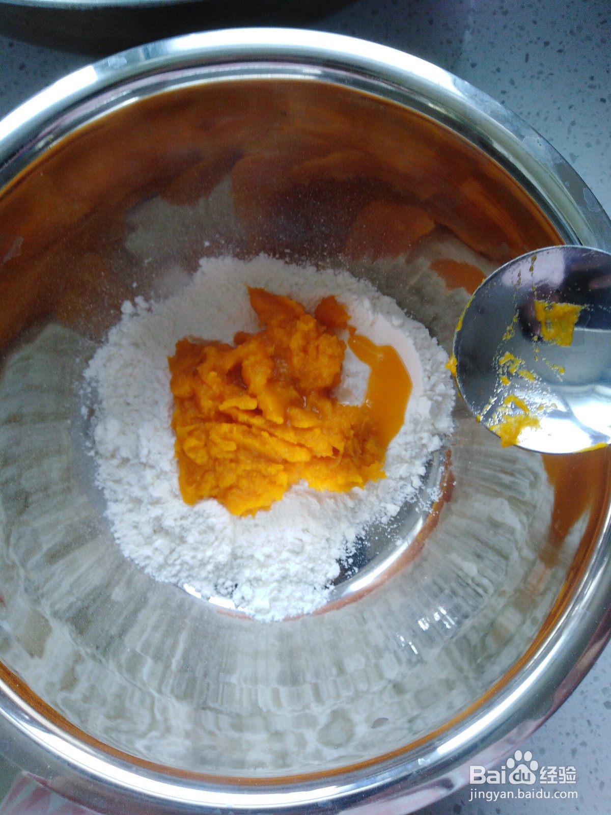 制作南瓜味宝宝磨牙小饼干