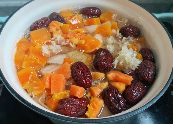 红枣木瓜银耳炖雪梨