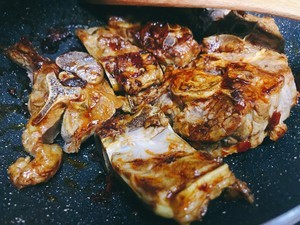 特色暖洋洋的羊蝎子煲