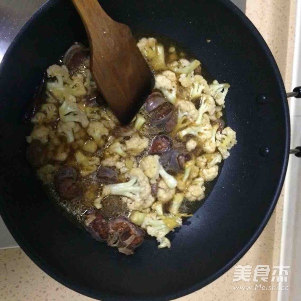 花菜烧香肠的做法