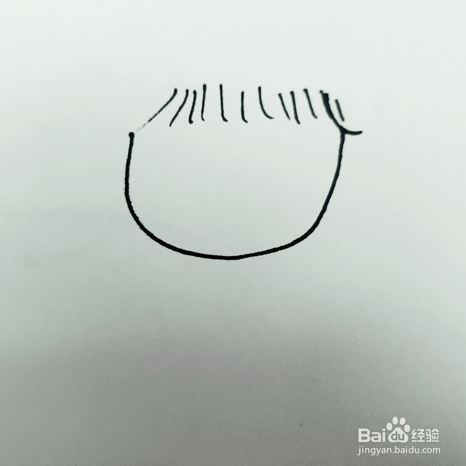 如何来画一位背着红包拿着帽子的卡通女孩呢?