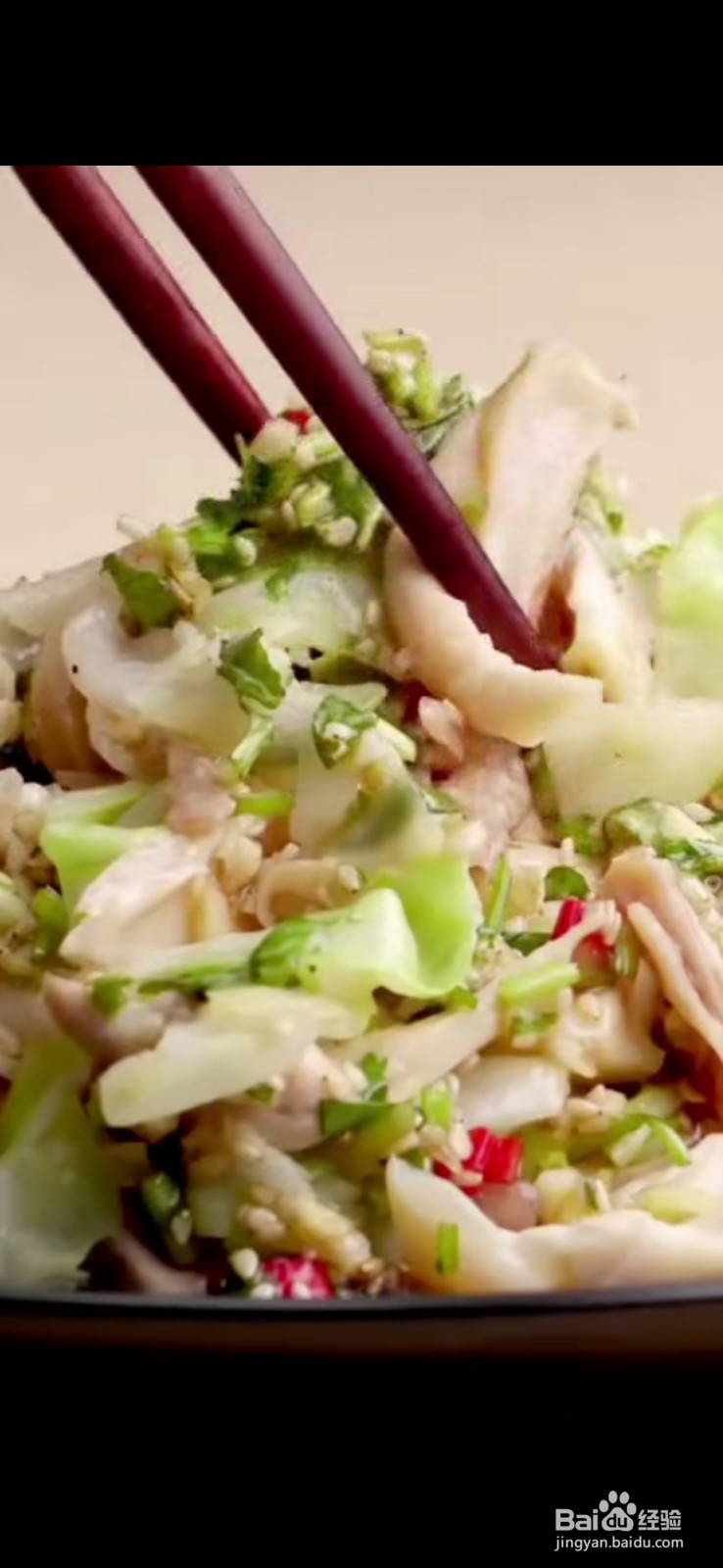 如何制作美味的圆白菜拌鸡腿