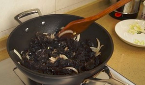 木耳炒鸡蛋的家常做法