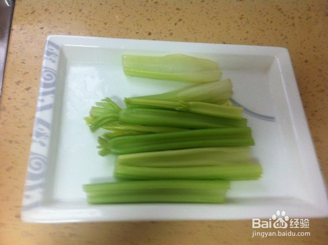 芹菜炒鸡蛋的做法