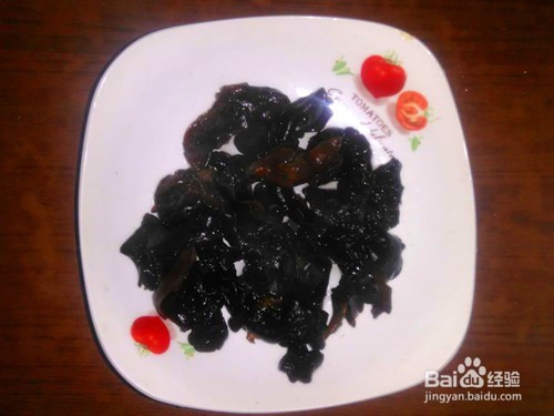 既能防治骨质疏松又能养颜补血的洋葱炒木耳