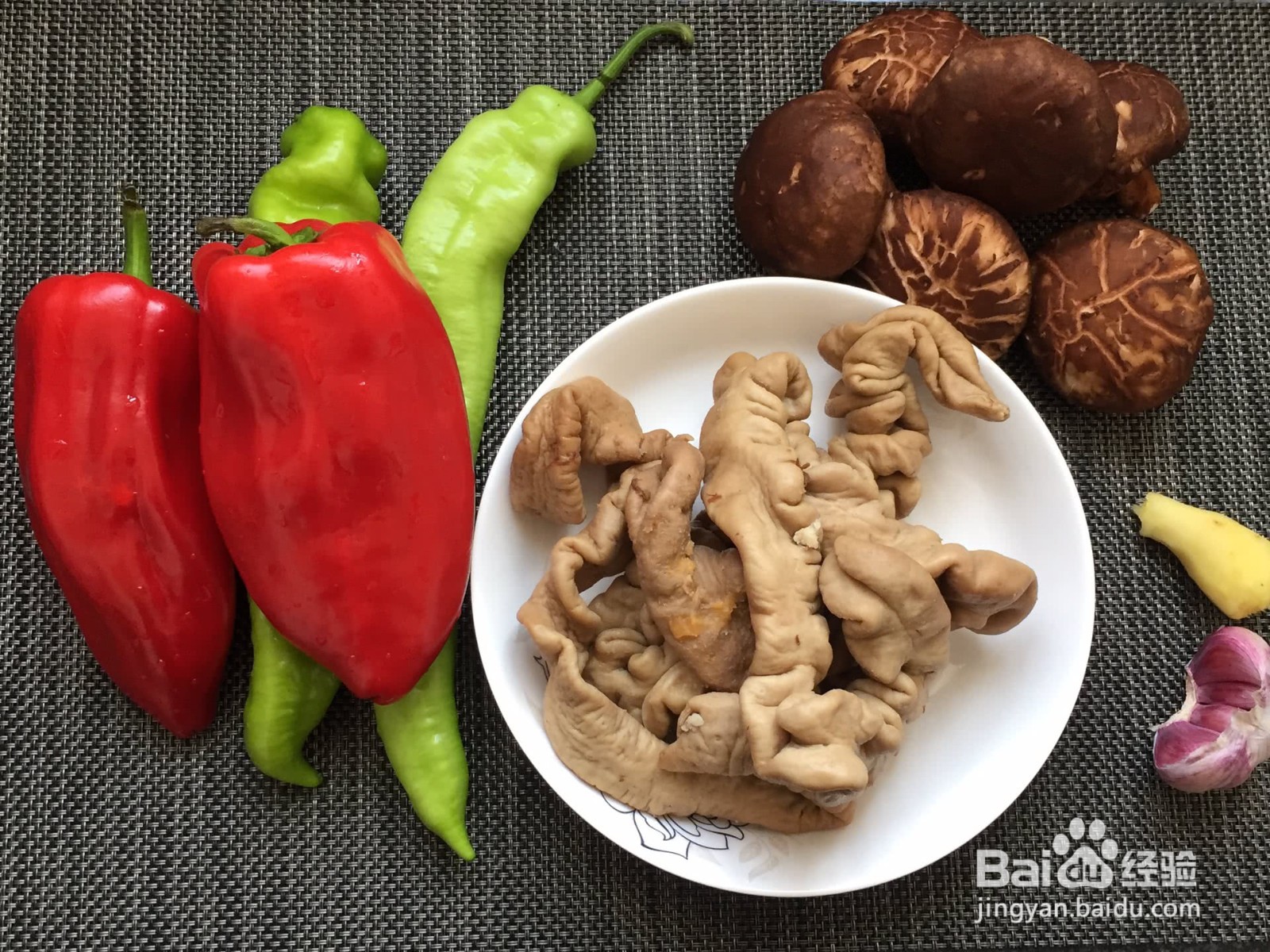 如何做出香辣香菇肥肠?